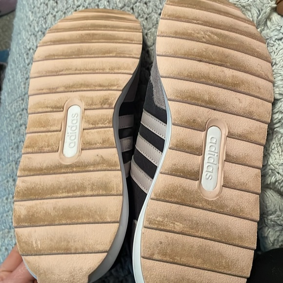 C36- Women’s Adidas Tennis Shoes Size 11 - Picture 4 of 4